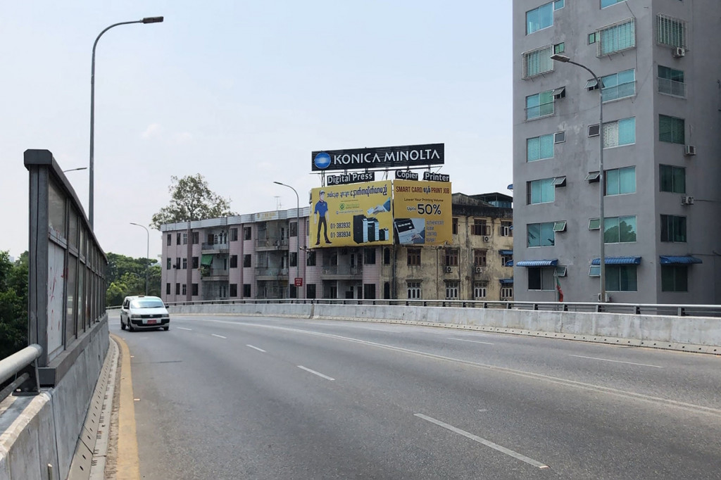 Sebuah mobil melintasi jalanan yang kosong di pusat Kota Yangon, Myanmar.
