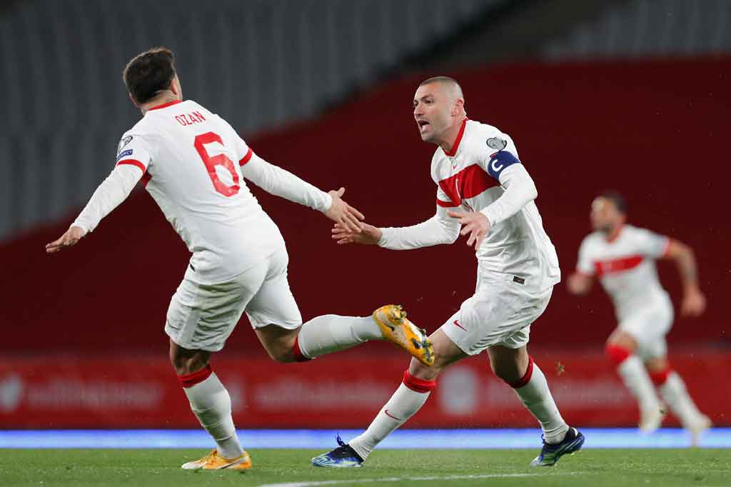 Kapten veteran Turki, Burak Yilmaz mencetak hatt-rick pada laga tersebut. Yilmaz mengawali kemenangan tuan rumah dengan golnya pada menit ke-15 melalui sepakan dari luar kotak penalti yang menembus pojok kiri bawah gawang Belanda.
