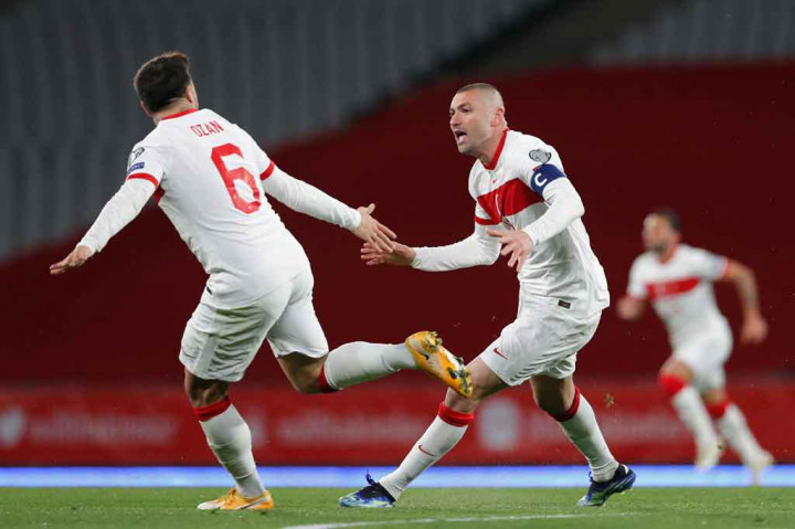 Kapten veteran Turki, Burak Yilmaz mencetak hatt-rick pada laga tersebut. Yilmaz mengawali kemenangan tuan rumah dengan golnya pada menit ke-15 melalui sepakan dari luar kotak penalti yang menembus pojok kiri bawah gawang Belanda.