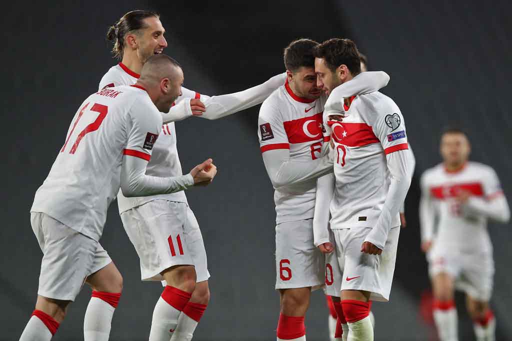Turki semakin menjauh setelah gelandang serang AC Milan Hakan Calhanoglu mencetak gol melalui tendangan dari luar kotak penalti yang tidak dapat dijangkau kiper Jasper Cillesen sehingga tuan rumah memimpin 3-0 pada menit ke-46.