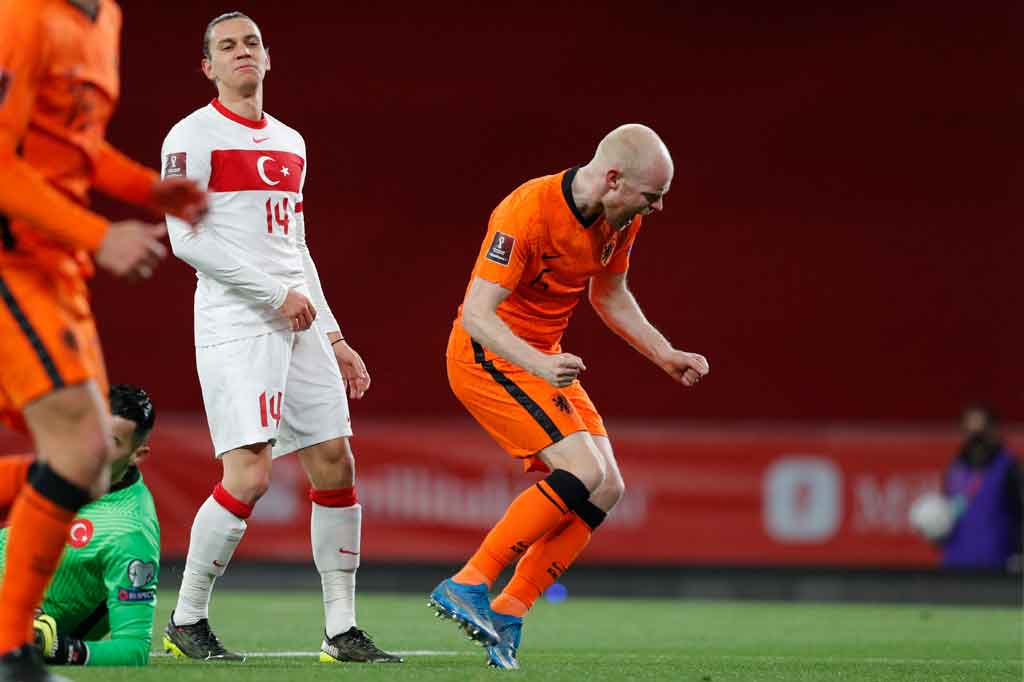 Davy Klaassen membuat Belanda memperkecil kedudukan pada 15 menit menjelang berakhirnya waktu normal. Semenit kemudian Belanda kembali menjebol gawang tuan rumah lewat Luuk de Jong. Skor berubah menjadi 3-2.