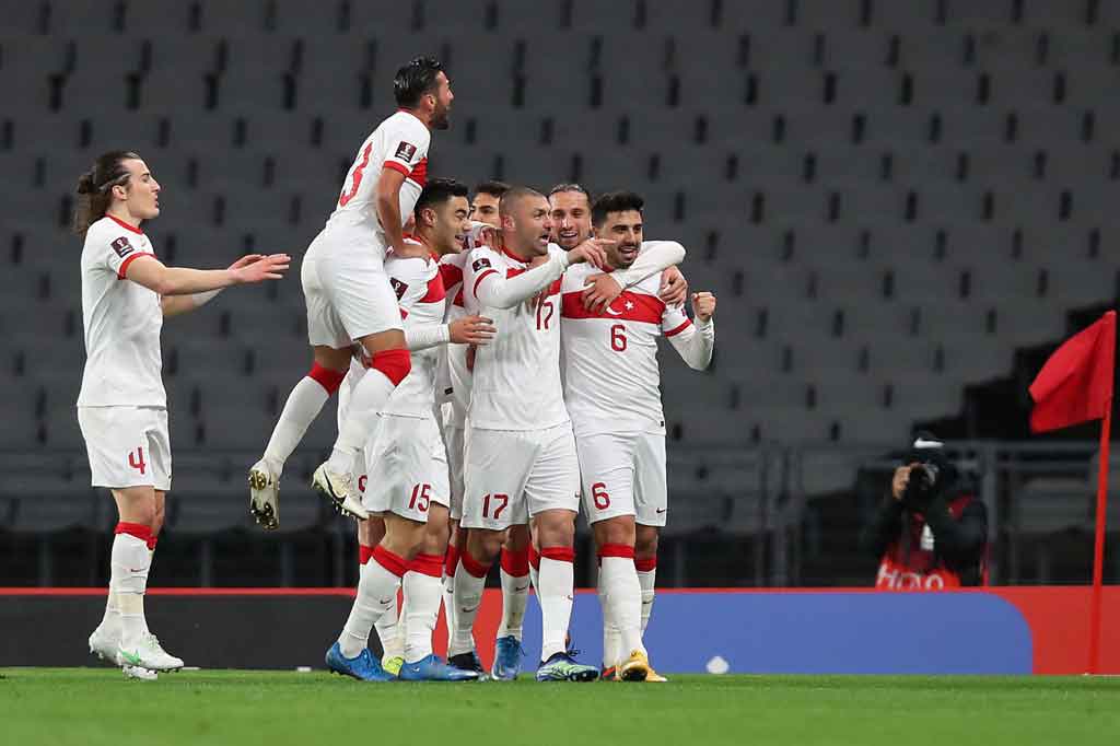 Namun, tuan rumah menjauhkan lagi jarak dengan gol ketiga Burak Yilmaz untuk membuat skor menjadi 4-2.