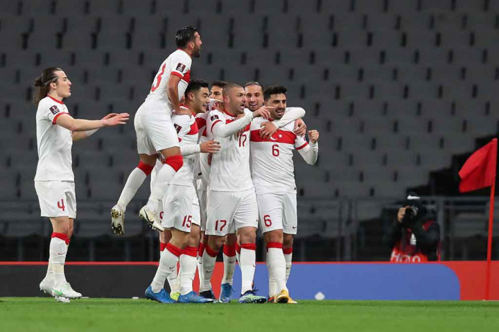 Namun, tuan rumah menjauhkan lagi jarak dengan gol ketiga Burak Yilmaz untuk membuat skor menjadi 4-2.