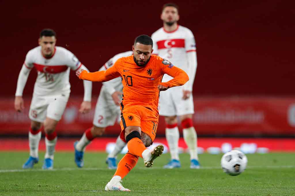 Menjelang pertandingan berakhir, Belanda mendapatkan hadiah penalti dari wasit setelah Ozan Kabak melanggar Matthijs De Ligt. Sayang, Memphis Depay yang ditunjuk sebagai eksekutor gagal melaksanakan tugasnya setelah tendangannya tepat terbaca kiper Ugurcan Cakir.