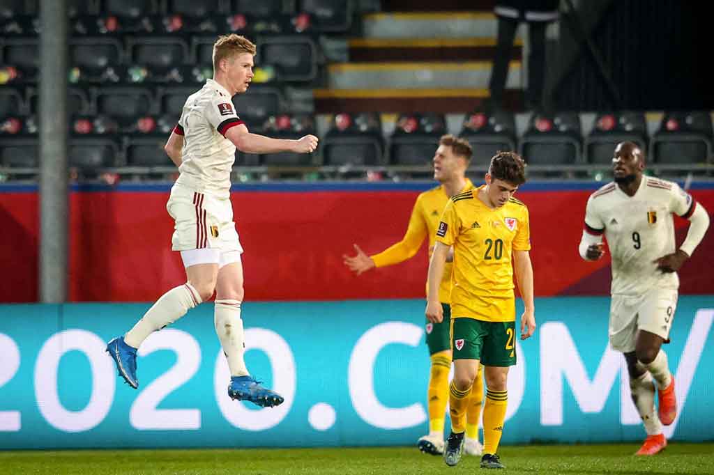 Baru pada menit ke-22 Belgia berhasil menyamakan kedudukan ketika De Bruyne dibiarkan terlalu leluasa setelah menerima umpan Thorgan Hazard dan menyelesaikannya dengan sepakan yang melesak ke pojok kanan bawah gawang Wales.