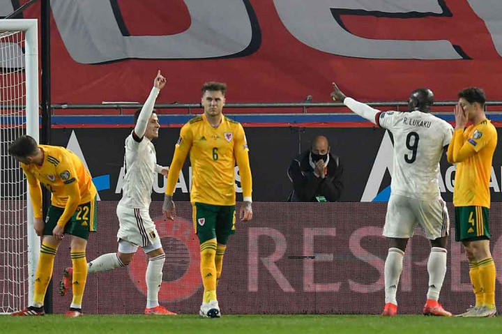 Enam menit berselang, Belgia berbalik memimpin setelah Connor Roberts terpeleset saat berusaha menghalau umpan silang Thomas Meunier, sehingga memberi kesempatan Hazard menanduk bola ke gawang Wales. Skor 2-1 bertahan hingga turun minum.