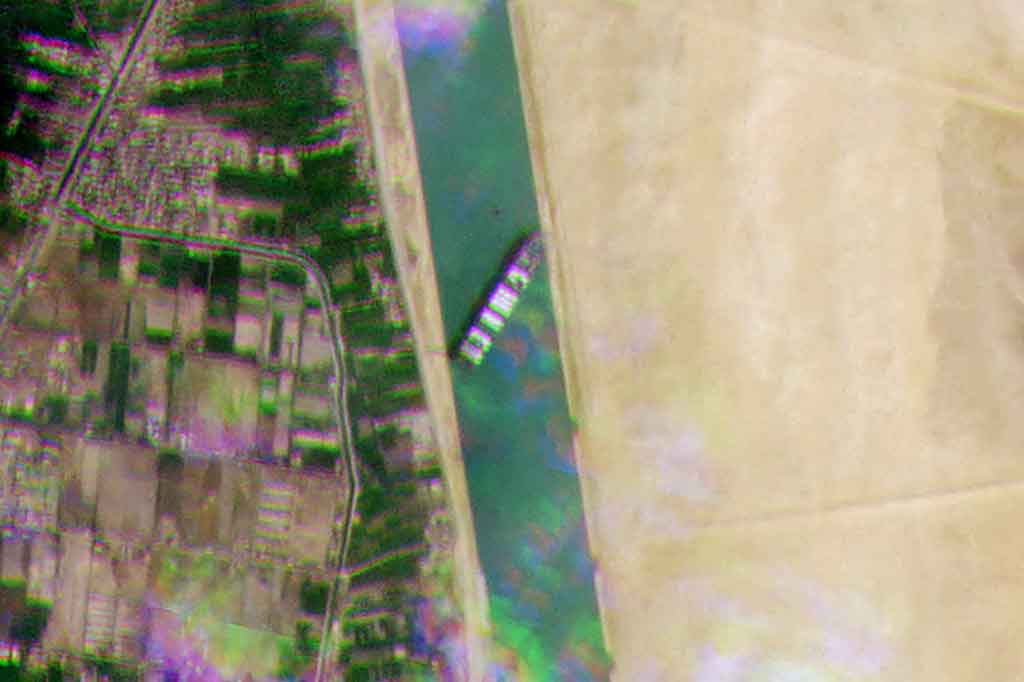 Gambar satelit yang dirilis oleh Planet Labs Inc menunjukkan kapal kontainer tersebut terjepit melintang dan menghalangi kanal. Pengawas pengiriman MarineTraffic mengatakan kapal itu berada di posisi yang sama setidaknya sejak Selasa, 23 Maret 2021 sore.