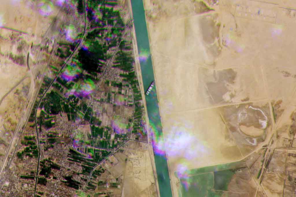 SCA menambahkan, akibat badai dari Gurun Sinai di Mesir, kapten kapal tidak bisa memantau pergerakan kapal. “Penglihatan yang buruk ditambah angin sangat kencang membuat kapal sulit dikontrol,” kata SCA. 