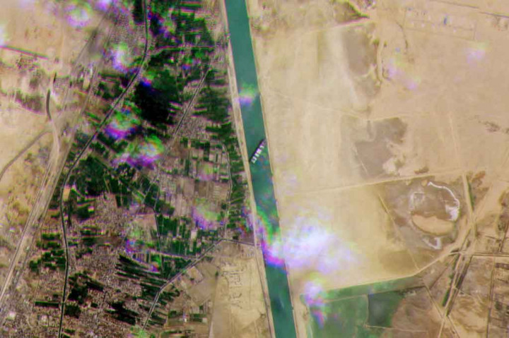 SCA menambahkan, akibat badai dari Gurun Sinai di Mesir, kapten kapal tidak bisa memantau pergerakan kapal. “Penglihatan yang buruk ditambah angin sangat kencang membuat kapal sulit dikontrol,” kata SCA. 