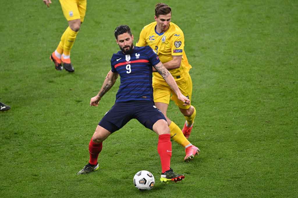 Tampil di kandang sendiri dengan bekal kemenangan telak 7-1 atas Ukraina dalam UEFA Nations League tahun lalu, Prancis bermain menekan sejak awal laga. Peluang pertama diperoleh lewat Olivier Giroud, namun bola tembakannya berhasil diblok oleh Mykola Matviyenko.