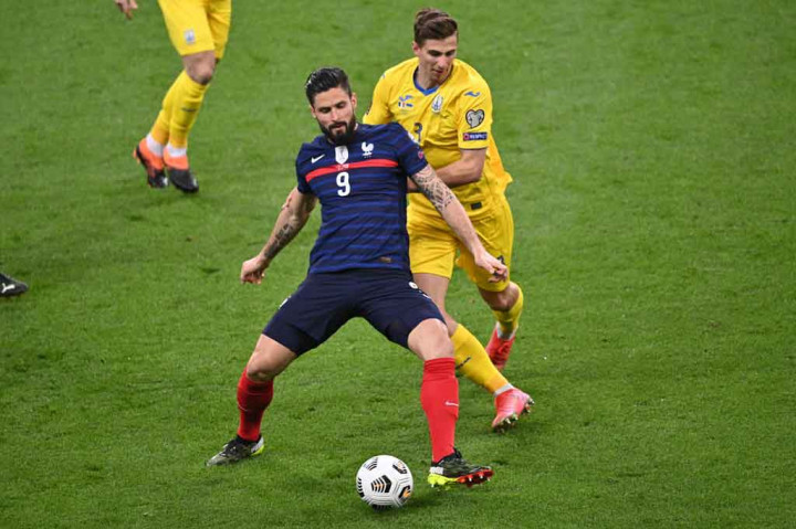 Tampil di kandang sendiri dengan bekal kemenangan telak 7-1 atas Ukraina dalam UEFA Nations League tahun lalu, Prancis bermain menekan sejak awal laga. Peluang pertama diperoleh lewat Olivier Giroud, namun bola tembakannya berhasil diblok oleh Mykola Matviyenko.