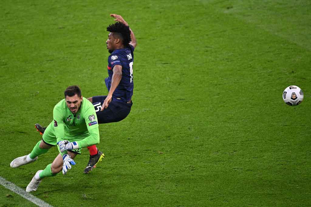 Empat menit kemudian, Kingsley Coman dijatuhkan oleh kiper Heorhii Buhschan di dalam kotak terlarang setelah menerima umpan jauh Benjamin Pavard tetapi wasit Tobias Stieler menganggap tidak ada pelanggaran dalam insiden itu.