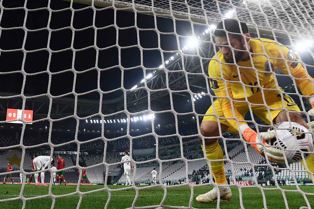 Namun gol baru tercipta pada menit ke-37, itu pun berkat gol bunuh diri Maksim Medvedev. Sahruddin Mahammadaliyev berupaya menghalau bola yang masuk ke kotak penalti, tetapi justru mengenai tubuh Medvedev hingga membuat bola masuk ke gawang sendiri. Skor 1-0 untuk Portugal.