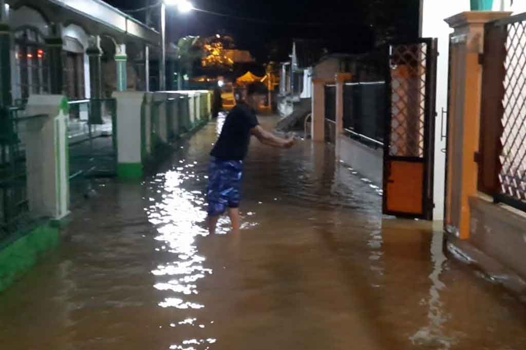 Intensitas hujan tinggi yang terjadi sejak Rabu, 24 Maret 2021 siang hingga malam menyebabkan aliran Sungai Citanduy dan Cikidang meluap dan merendam ratusan rumah warga di Desa Tanjungsari, Kecamatan Sukaresik, Kabupaten Tasikmalaya.