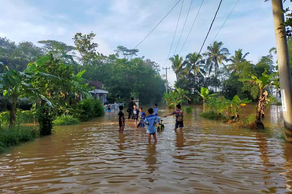 Amas menambahkan bahwa ketinggian air yang merendam tiga kampung di desanya berkisar antara 30 hingga 60 sentimeter.