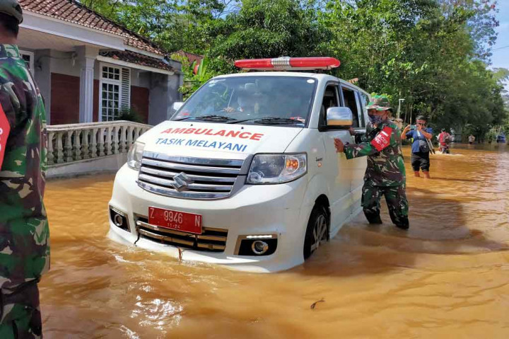 Selain merendam permukiman warga, banjir juga merendam lahan pertanian. Beruntungnya, banjir kali ini terjadi setelah masa panen selesai dan hanya merendam lokasi penyemaian bibit padi. Dikhawatirkan jika terlalu lama terendam, bibit padi tersebut akan menjadi busuk.