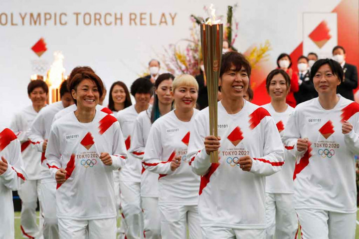 Anggota tim sepak bola putri Jepang Nadeshiko yang memenangkan Piala Dunia Wanita 2011 adalah pelari pertama estafet yang dimulai dari kompleks olahraga J-Village, yang berfungsi sebagai pangkalan garis depan dalam pertempuran melawan krisis nuklir di pembangkit listrik Fukushima Daiichi.