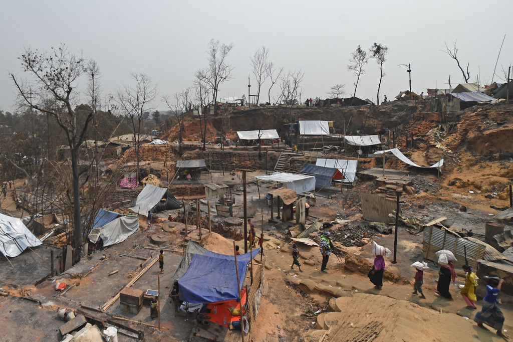Kebakaran tersebut membuat 45 ribu pengungsi Rohingya harus kehilangan tempat bermukim.