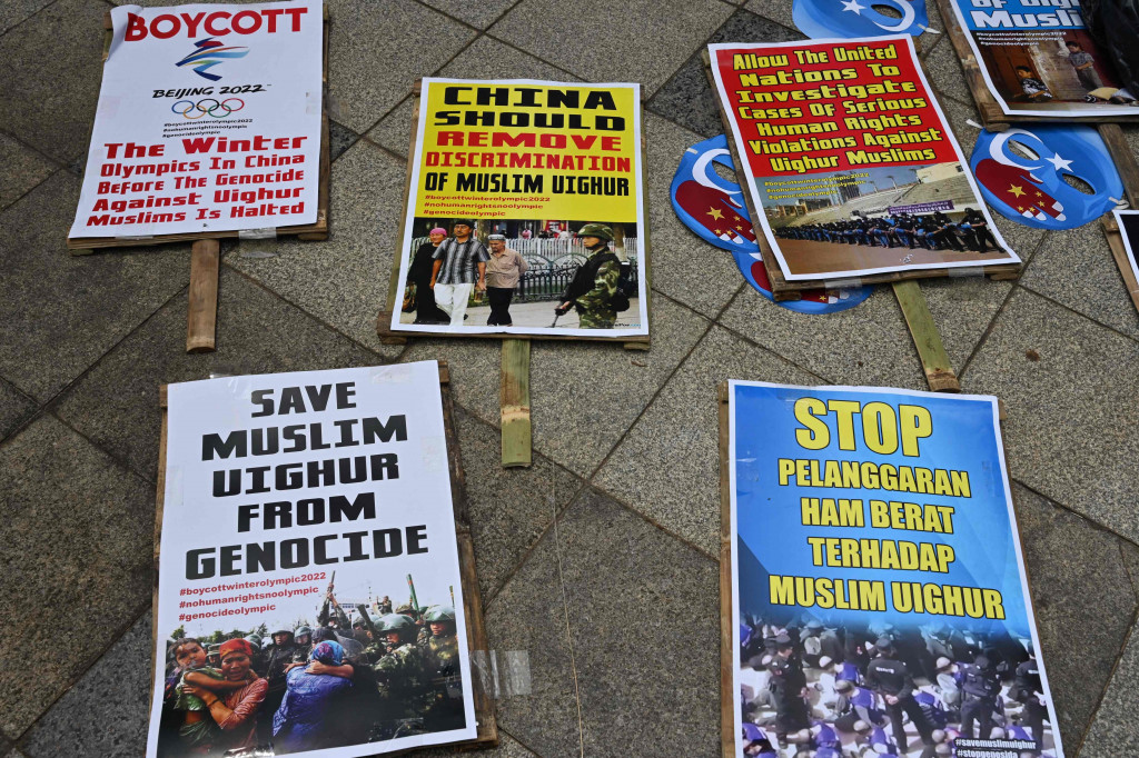 Sejumlah orang menggelar aksi protes di depan Kedutaan Besar Tiongkok, Kamis, 25 Maret 2021. Massa aksi mengecam tindakan diskriminatif yang dialami etnis Muslim Uighur di Xianjiang, Tiongkok.