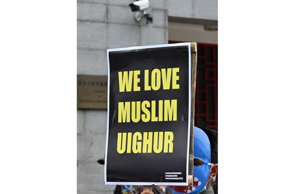 Dalam aksi protes ini, massa aksi juga membawa spanduk yang bertuliskan 'Stop Genosida, Stop Perkosa Muslimah Uighur, Stop Pembantaian Muslim Uighur'. Massa aksi juga membawa beberapa poster yang bernarasikan kalimat-kalimat protes.
