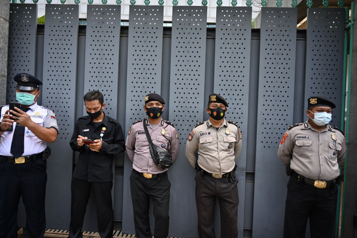 Sejumlah personel kepolisian berjaga di depan Kedubes Tiongkok.