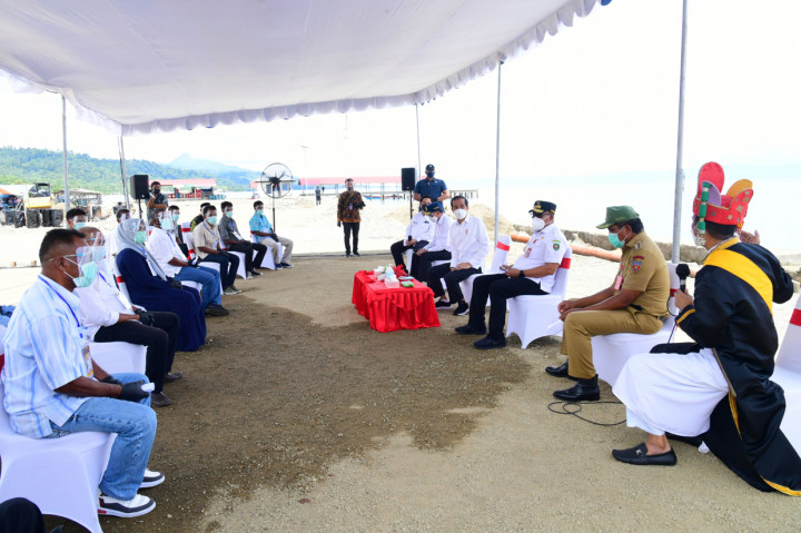 Dalam kunjungannya ke Kabupaten Maluku Tengah, Provinsi Maluku, Presiden Joko Widodo (Jokowi) menyempatkan diri berdialog dengan para nelayan.