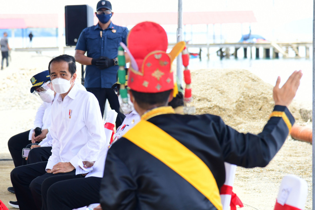 Salah seorang nelayan yang berbicara dengan Presiden menyampaikan ucapan terima kasih kepada Presiden Joko Widodo yang tengah mengupayakan terwujudnya daerah Maluku sebagai lumbung ikan nasional.