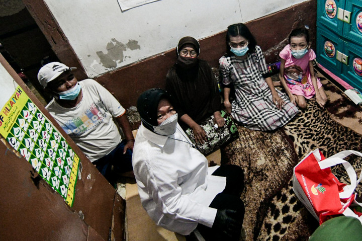 Menteri Sosial Tri Rismaharini (kiri) mengunjungi warga disabilitas yang berdekatan dengan lokasi kebakaran yang melanda pemukiman warga di Jalan Pisangan Baru III RT 003 RW 006, Matraman, Jakarta Timur.