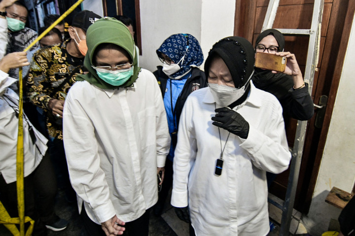 enteri Sosial Tri Rismaharini (Risma) dan rombongan disambut oleh Kepala Dinas Sosial DKI Jakarta Premi Lasari dan pihak RT. Mereka kemudian meninjau kontrakan yang terbakar.