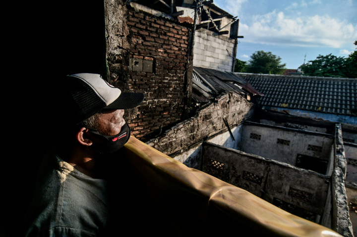 Warga tengah melihat kebakaran yang menghanguskan deretan kontrakan di Jalan Pisangan Baru III RT 003 RW 006, Matraman, Jakarta Timur. Kebakaran tersebut terjadi sekitar pukul 04.50 WIB yang diduga akibat korsleting listrik. Sebanyak 10 korban tewas dalam kebakaran tersebut.