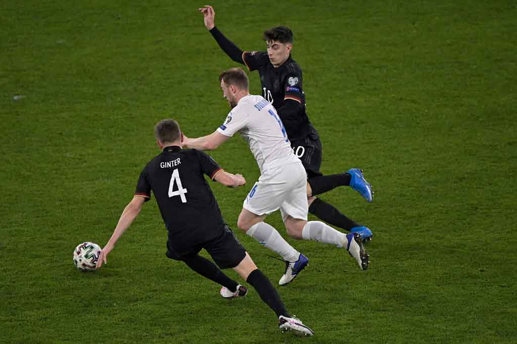 Perlahan Islandia bangkit dan berusaha untuk memperkecil ketertinggalan. Pada menit ke-27 mereka mendapatkan peluang lewat Runar Mar Sigurjonsson. Namun tembakannya masih bisa diblok oleh lawan.