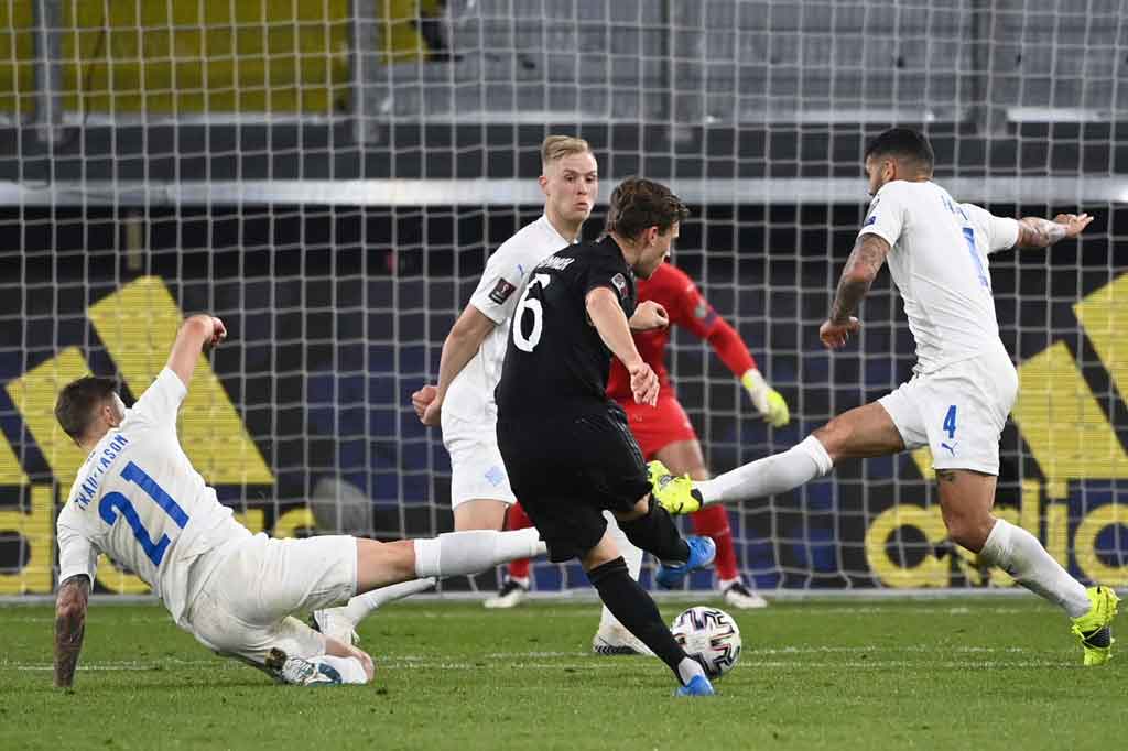 Tuan rumah juga terus berusaha untuk memperbesar keunggulan mereka. Pada menit ke-47 tembakan Joshua Kimmich masih dengan mudah diantisipasi kiper Islandia Hannes Thor Halldorsson. Skor 2-0 bertahan hingga jeda.