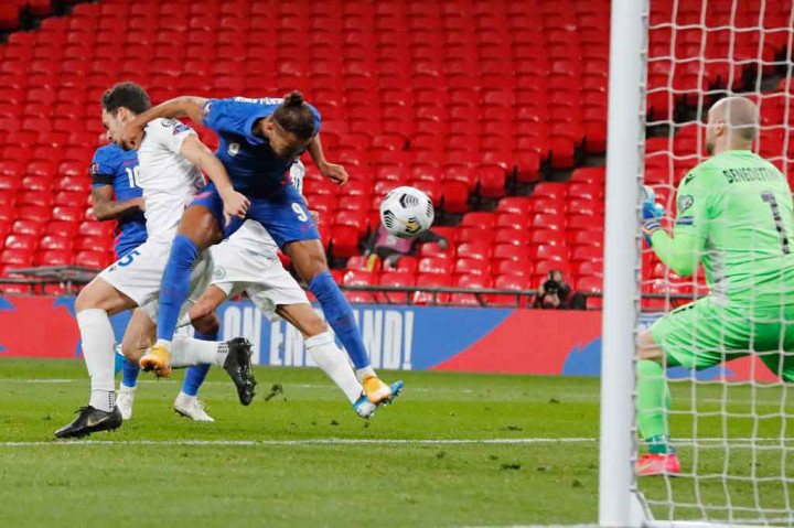 Selang tujuh menit, keunggulan Inggris bertambah menjadi 2-0 berkat tandukan Dominic Calvert-Lewin ke gawang Mirlo Palazzi setelah menyambut umpan silang Reece James.