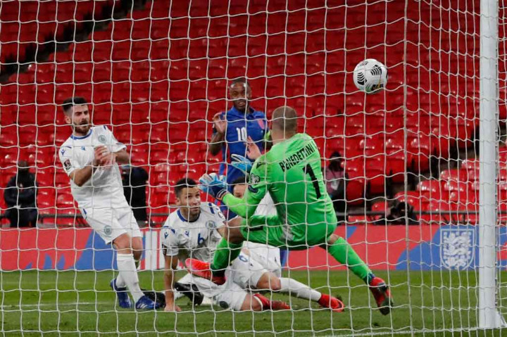Inggris mencetak gol ketiga mereka pada menit ke-31 melalui sepakan kaki kanan Sterling usai memanfaatkan kesalahan lini belakang San Marino. Skor 3-0 bertahan hingga jeda.