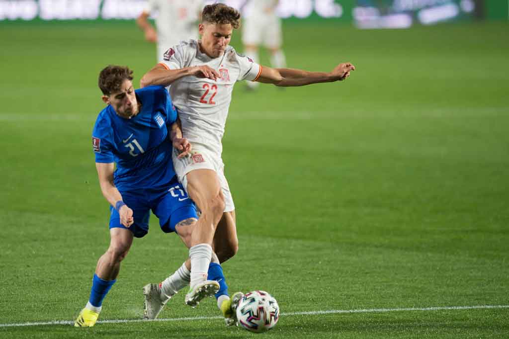 Spanyol menguasai pertandingan sejak awal babak pertama. Namun mereka tampak kesulitan untuk menembus lini pertahanan tim tamu.