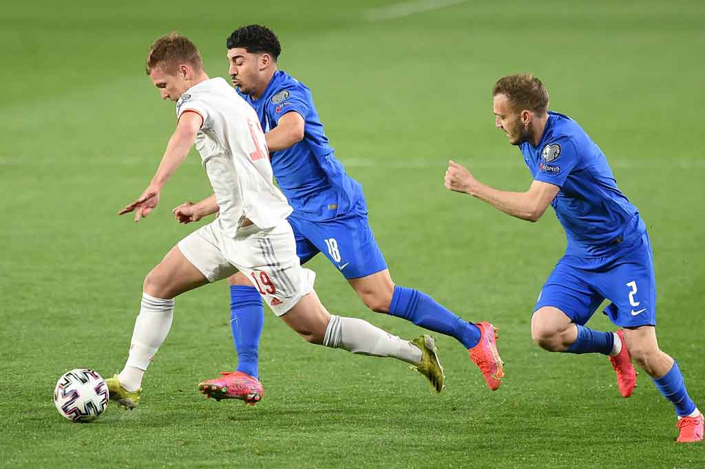 Tim Matador baru bisa memberikan ancaman pada menit ke-31. Pergerakan Dani Olmo dari sisi kiri diselesaikan dengan tembakan dari tepi kotak penalti. Sayang bola hanya membentur mistar gawang. 