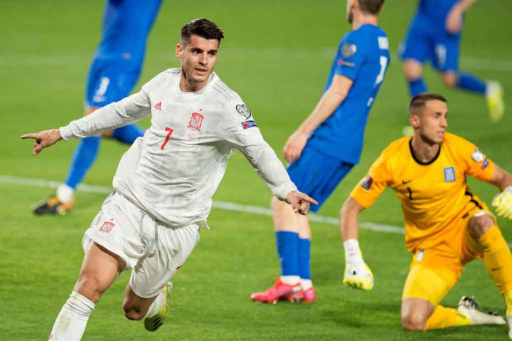 Alvaro Morata melakukan selebrasi usai menjebol gawang Yunani
