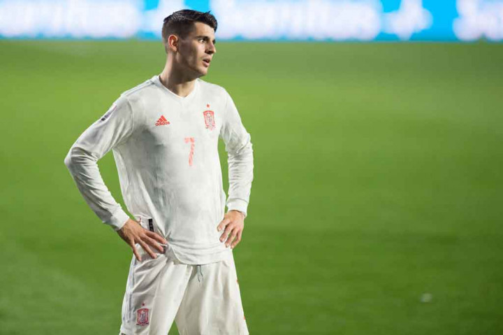 Selepas jeda, Morata nyaris mencetak gol kedua untuk tuan rumah setelah menyambar umpan tarik dari Marcos Llorenten dari sisi kanan. Sayang, sepakannya melebar tipis di sisi gawang Yunani.