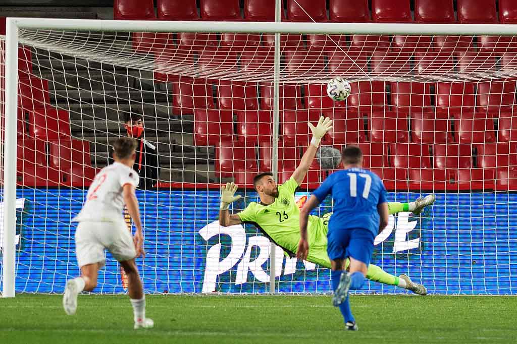 Pada menit ke-55, Inigo Martinez menjatuhkan Zeca saat berusaha menyapu bola di kotak penalti dan wasit memutuskan untuk memberikan penalti untuk Yunani. Anastasios Bakasetas yang maju sebagai eksekutor berhasil menjalankan tugasnya dengan baik untuk membuat kedudukan berubah menjadi 1-1.