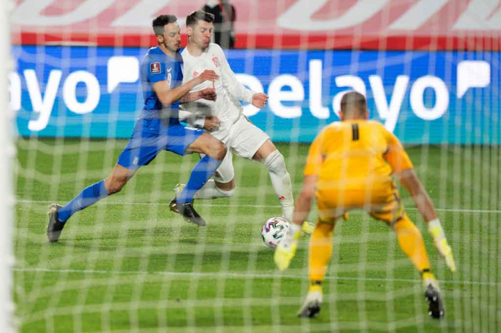 Di sisa laga, gempuran Spanyol ke lini pertahanan Yunani untuk menciptakan gol kemenangan tidak membuahkan hasil, sehingga kedua tim harus puas dengan hasil imbang 1-1.