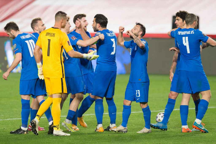 Hasil ini membuat kedua tim berbagi satu angka. Yunani dan Spanyol berturut-turut menempati peringkat kedua dan ketiga di Grup B. Spanyol dan Yunani tertinggal dua poin dari Swedia di puncak klasemen. Zlatan Ibrahimovic dkk sukses meraup tiga angka usai menang 1-0 atas Georgia.