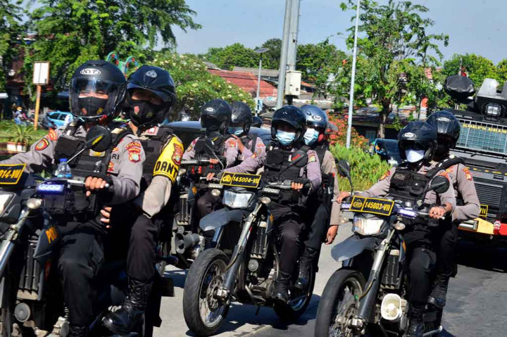 Terdakwa kasus dugaan pelanggaran karantina kesehatan, Rizieq Shihab, tiba di Pengadilan Negeri Jakarta Timur, Jumat, 26 Maret 2021. Rizieq tiba dengan pengawalan ketat dari petugas Kepolisian.