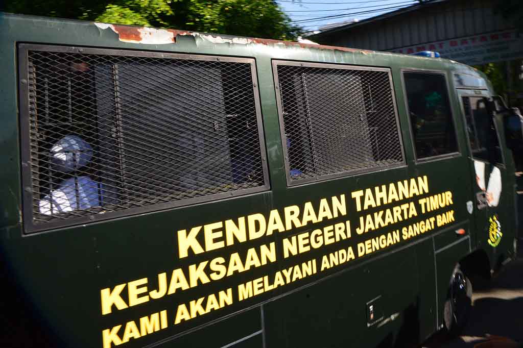 Begitu tiba di PN Jakarta Timur, pengawal dan juga mobil tahanan yang membawa Rizieq langsung masuk ke dalam komplek pengadilan.