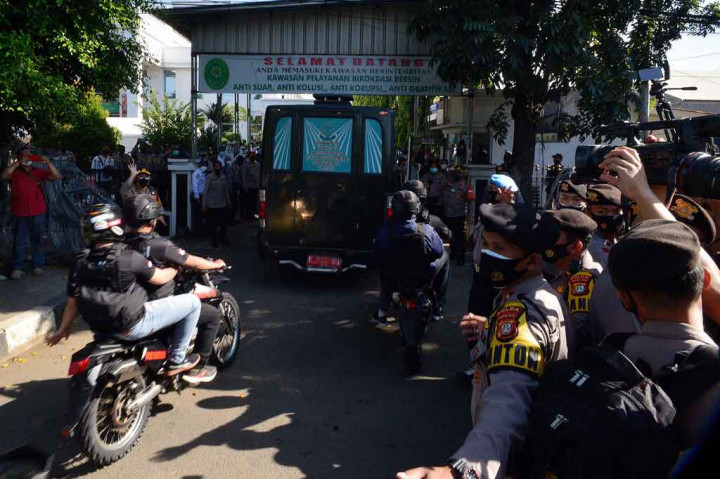 Sejumlah kendaraan pengurai massa, barracuda dan water cannon juga disiagakan untuk mengamankan area di sekitar gedung Pengadilan Negeri Timur yang menjadi lokasi persidangan bagi Rizieq Shihab.