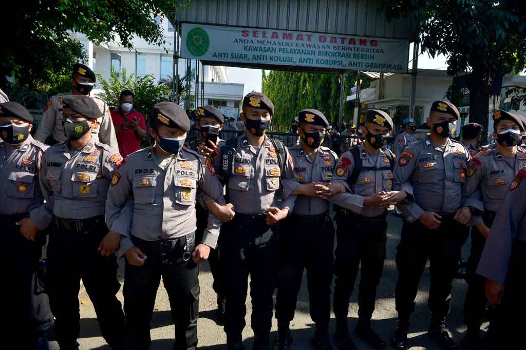 Situasi di depan Pengadilan Negeri Jakarta Timur terpantau masih kondusif dengan pengawalan ketat dari petugas keamanan gabungan dari unsur TNI-Polri.
