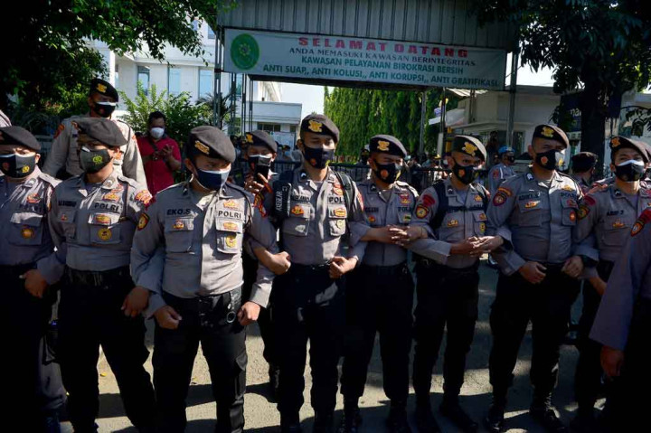 Situasi di depan Pengadilan Negeri Jakarta Timur terpantau masih kondusif dengan pengawalan ketat dari petugas keamanan gabungan dari unsur TNI-Polri.