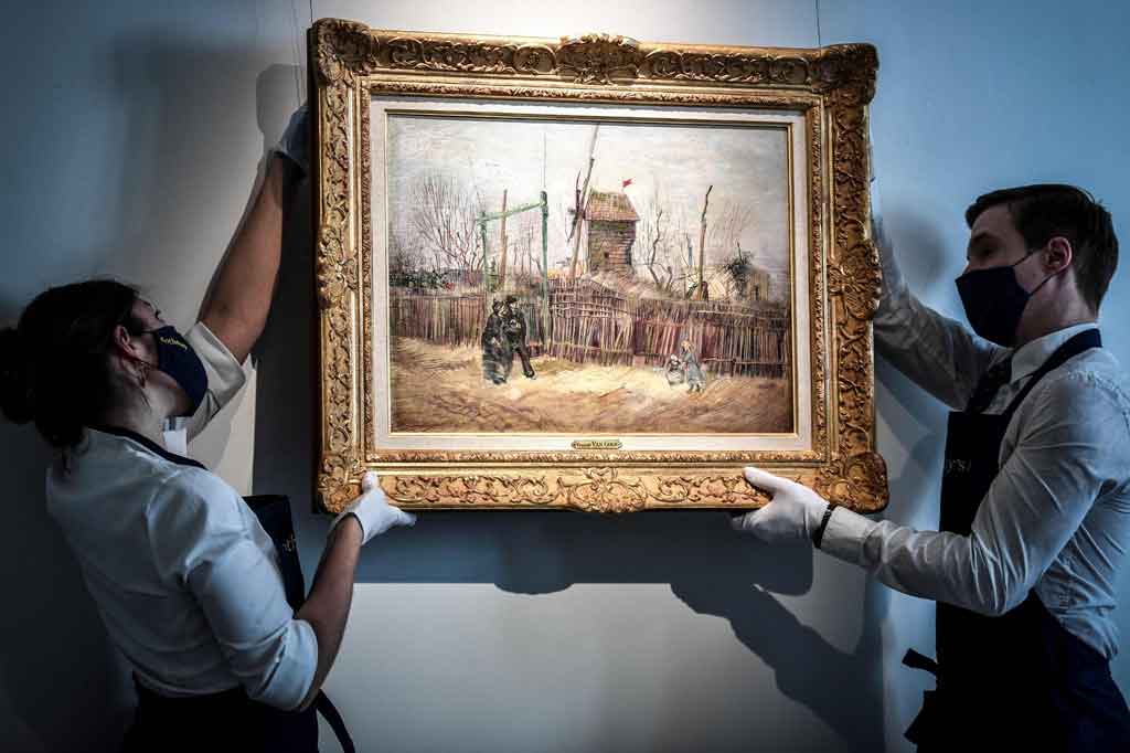 Lukisan itu menggambarkan kincir angin yang terdapat di sebuah desa di Montmartre di pinggiran utara ibu kota Paris. Sementara Sepasang suami istri berjalan-jalan dan dua anak bermain di depan pagar kayu dan pepohonan rindang yang digambarkan dengan warna cokelat, diselingi dengan bendera merah cerah yang berkibar di atas pabrik.