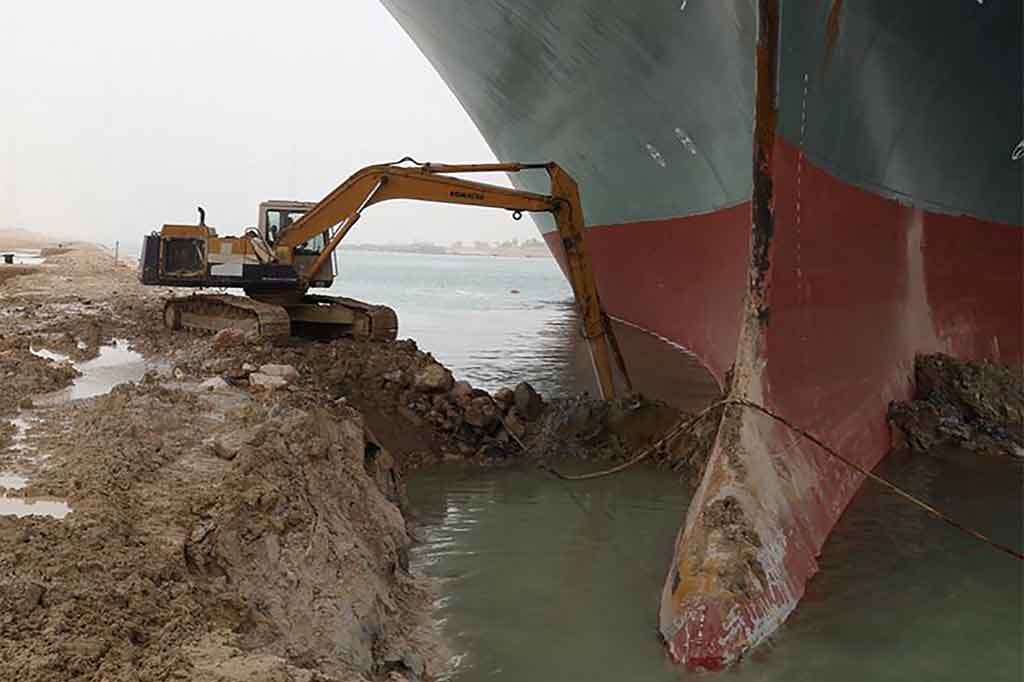 Otoritas Terusan Suez di Mesir (SCA) terus berupaya untuk mengapung kembali MV Ever Given, kapal sepanjang 400 meter (1.300 kaki) dan berbobot 200.000 ton yang membelok keluar jalur dan kandas di Terusan Suez akibat terjangan badai pasir pada Selasa, 23 Maret 2021.