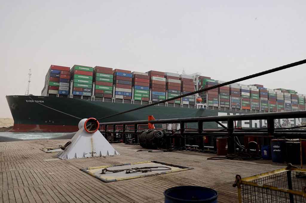 Kapal tunda, kapal keruk, dan peralatan berat lainnya telah dikerahkan, namun sejauh ini kapal tersebut belum bergeming.