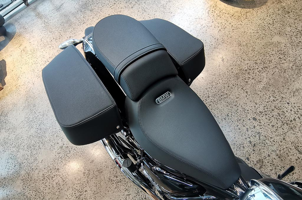 R 18 Classic Edition dibekali dengan jok yang bisa untuk 2 orang penumpang.
